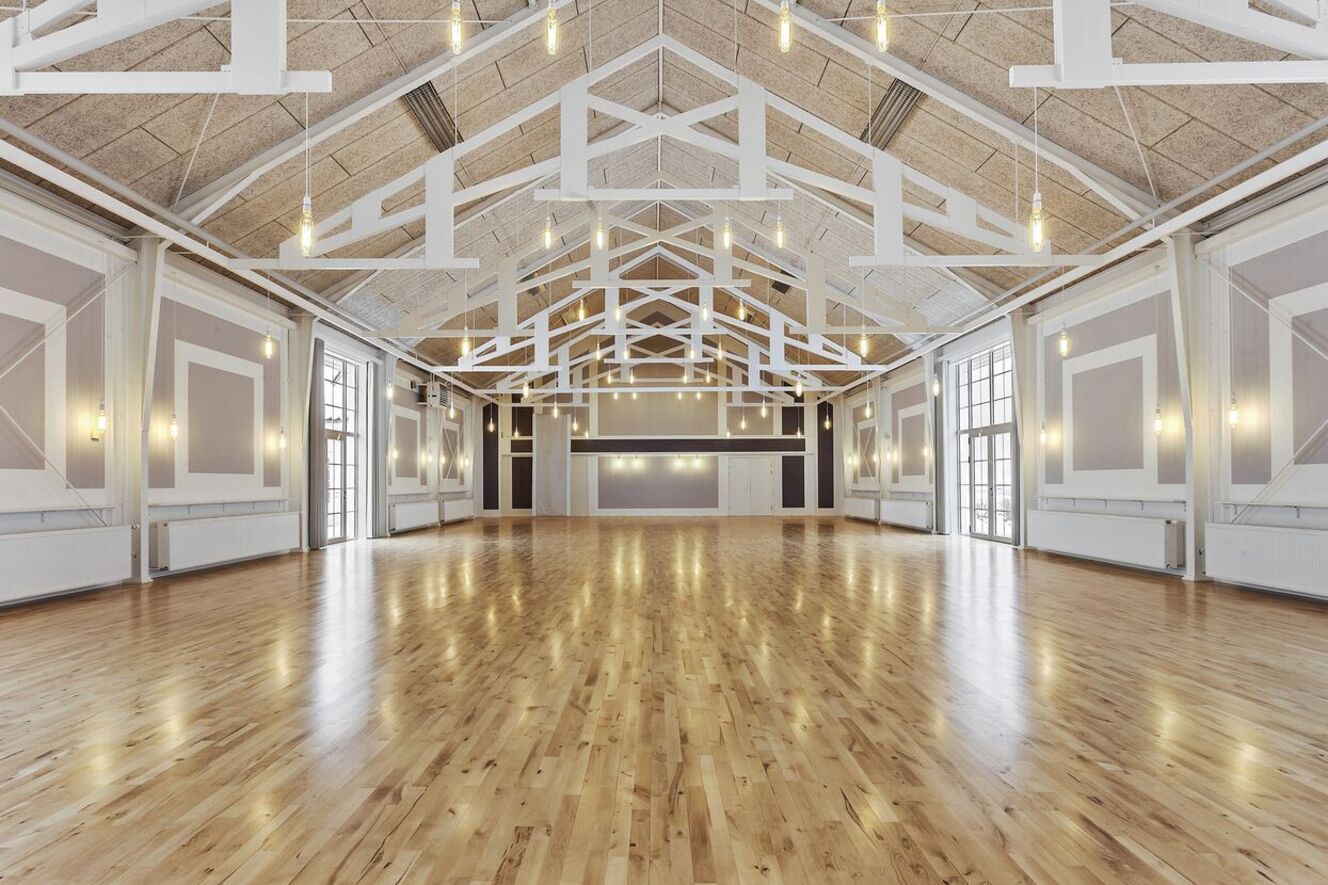 Lys og rummelig festsal på Edelsminde