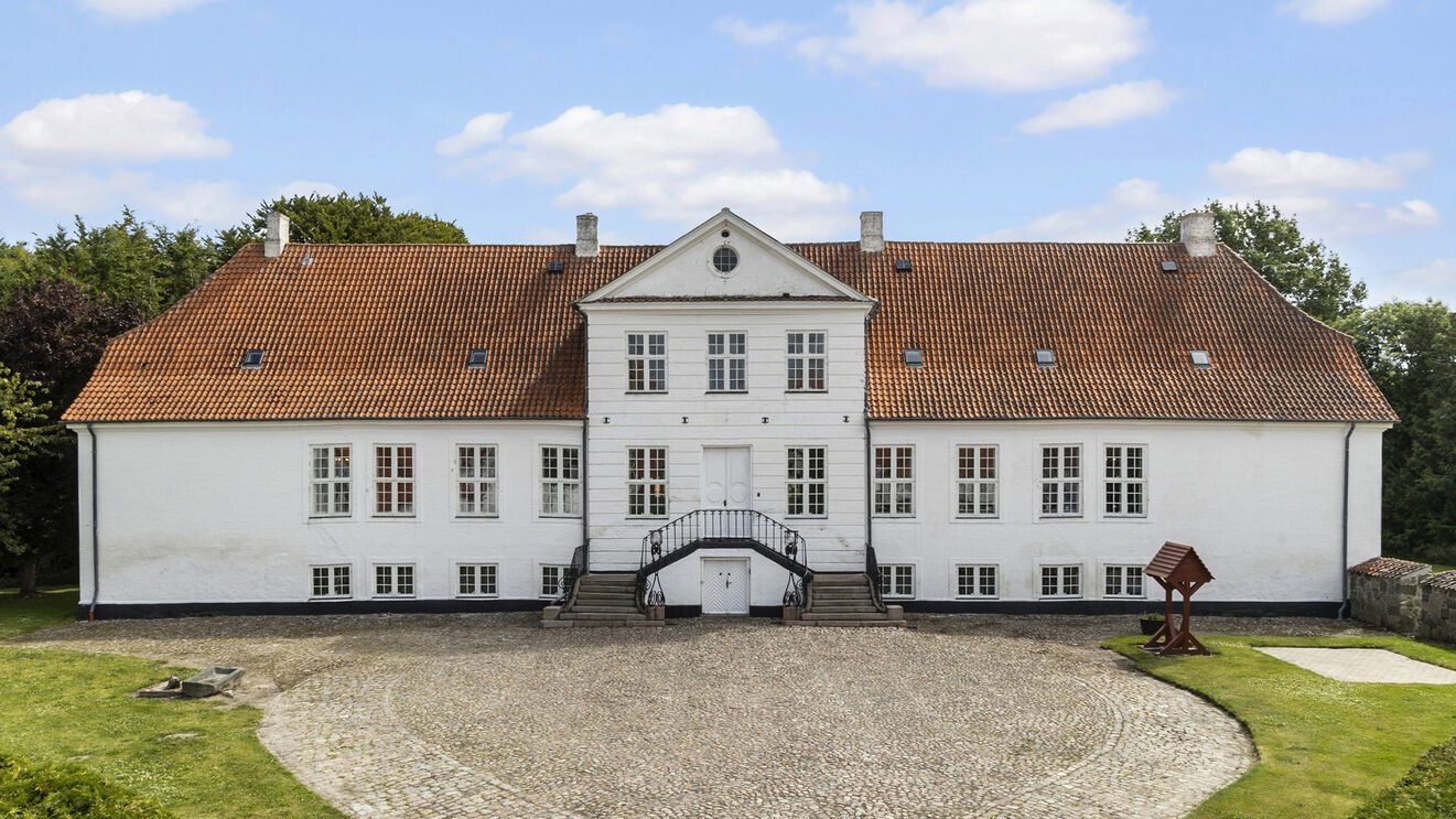 Oplev Sophienlyst Slot, Hindemae Gods og Herregaarden Jerstrup – tre eventyrlige steder til et uforglemmelig bryllup.